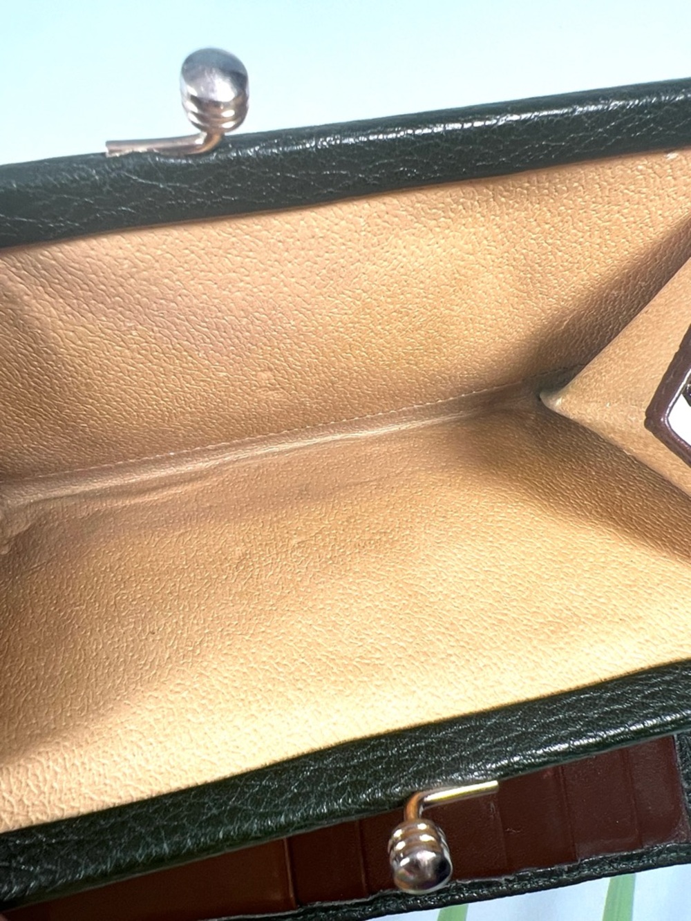 🦆DOONEY & BOURKE WALLET
GREEN TAN LEATHER WITH KISSLOCK POUCH COIN - Picture 8 of 10